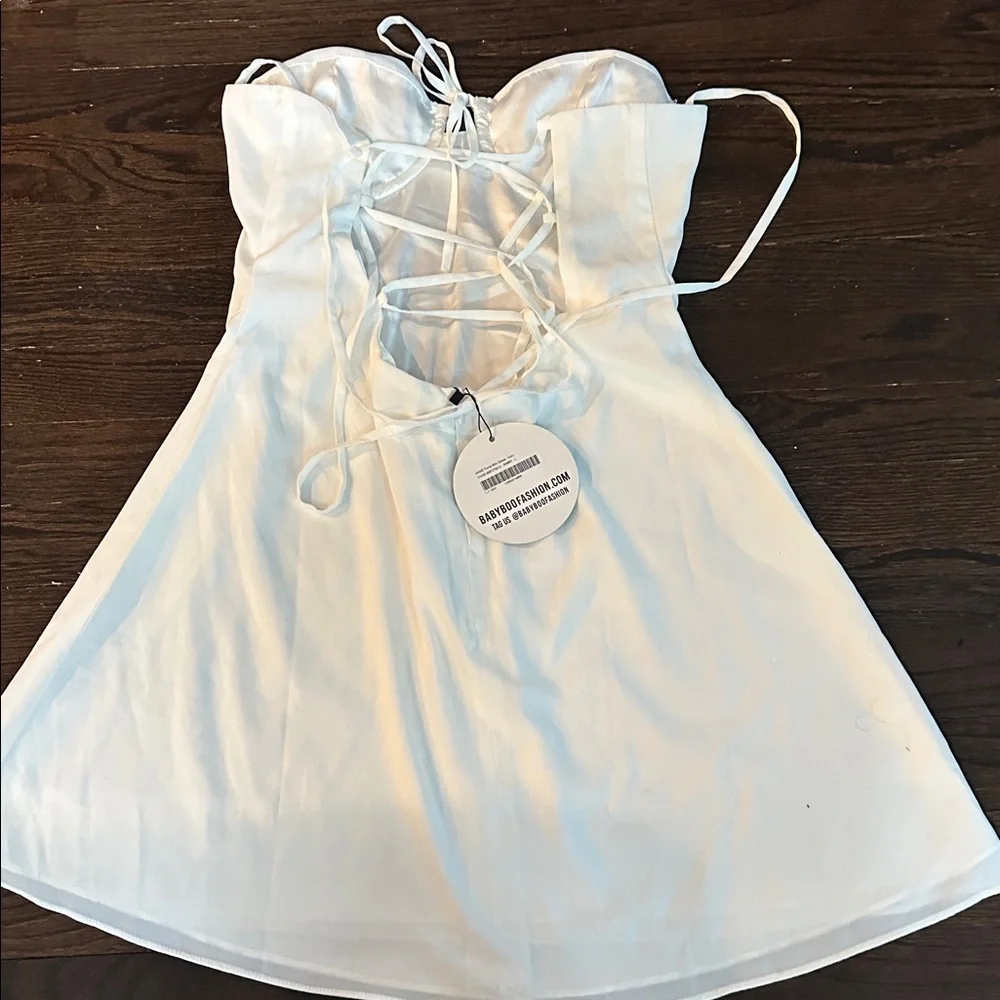 Elegant White Mini Dress - Picture 3 of 3